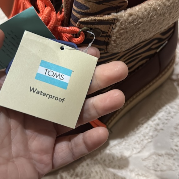 Toms Brown Ankle Boots with Orange Laces - Picture 4 of 7